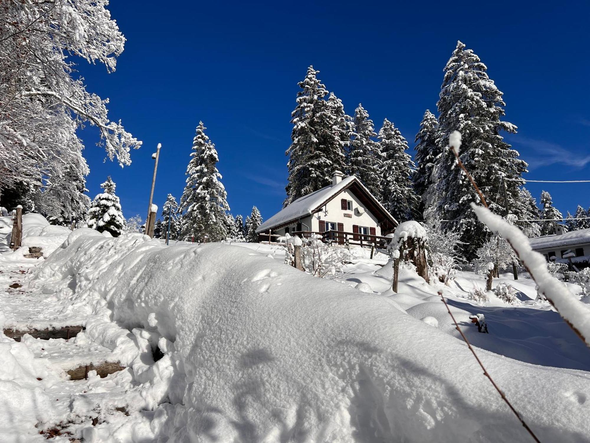 Вилла Le Joly Chalet Saint-Imier Экстерьер фото